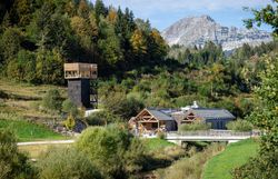 Umgeben von majestätischen Bergen und üppigem Grün, lädt die idyllische Landschaft zu unvergesslichen Erlebnissen in der Natur ein. Der Ötscher-Turm bietet atemberaubende Ausblicke auf die umliegenden Täler und Wälder, während die frische Bergluft die Sinne belebt. Hier wird der Sommer in den Bergen zum wahren Paradies der Blicke.