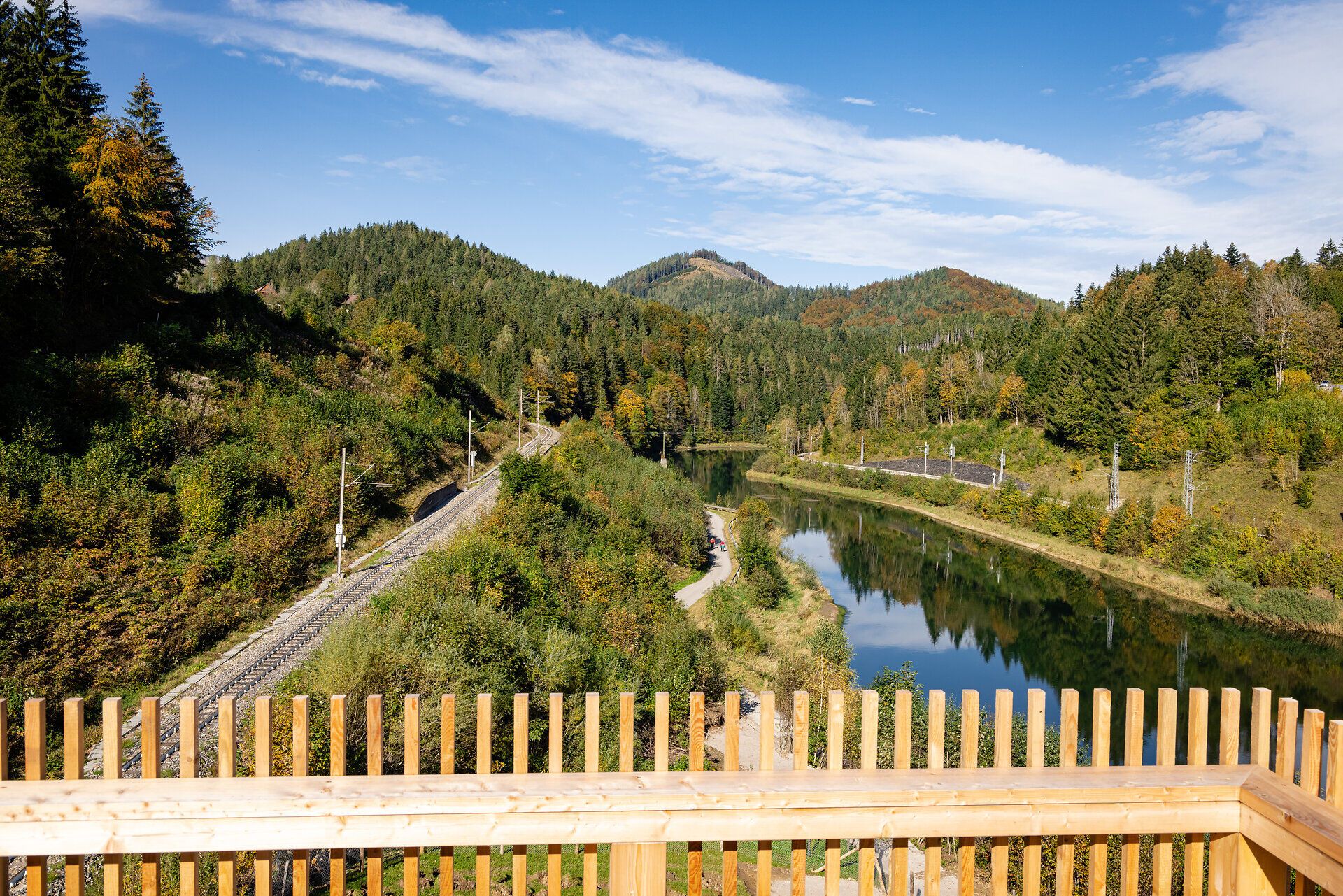 Die sanften Hügel und der glitzernde Fluss laden zu unvergesslichen Erlebnissen in der Natur ein. Bunte Herbstblätter schmücken die Landschaft und schaffen eine malerische Kulisse für Wanderer und Naturliebhaber. Hier, wo die Ruhe der Berge auf die Schönheit der Natur trifft, wird jeder Moment zum Genuss.