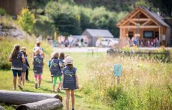 Kindergruppe spaziert zurück Richtung Ötscher-Basis