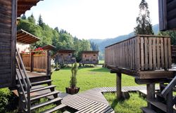 Umgeben von sanften Hügeln und üppigem Grün, strahlt das Feriendorf eine einladende Ruhe aus. Die charmanten Hütten laden dazu ein, die Schönheit der Natur zu genießen und die Seele baumeln zu lassen. Hier wird der Sommer in den Bergen zum unvergesslichen Erlebnis.