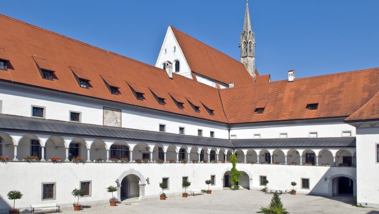 Innenhof der Kartause Gaming mit Arkaden und rotem Ziegeldach.