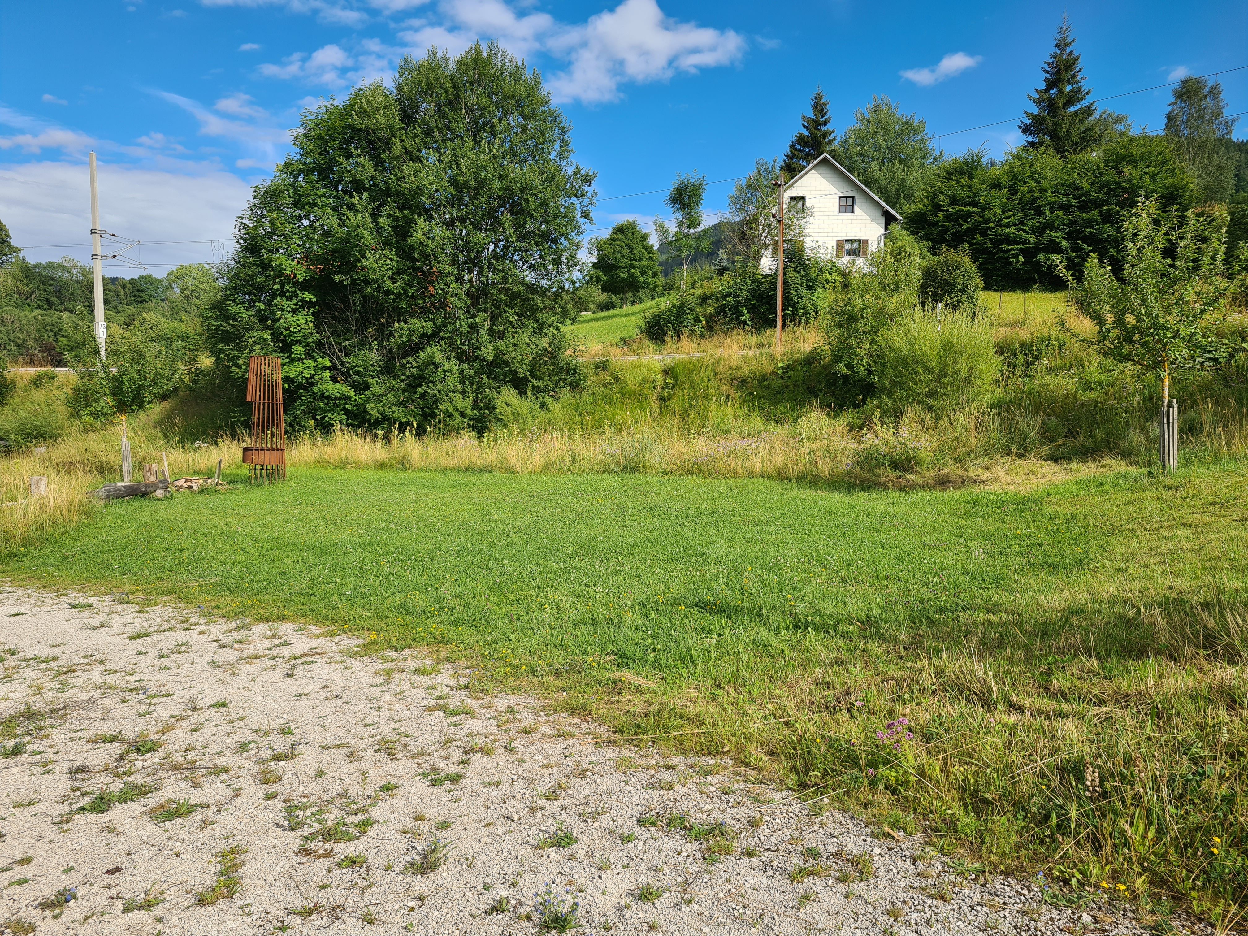 grüne Wiese als Zeltplatz beim Naturparkzentrum Ötscher-Basis