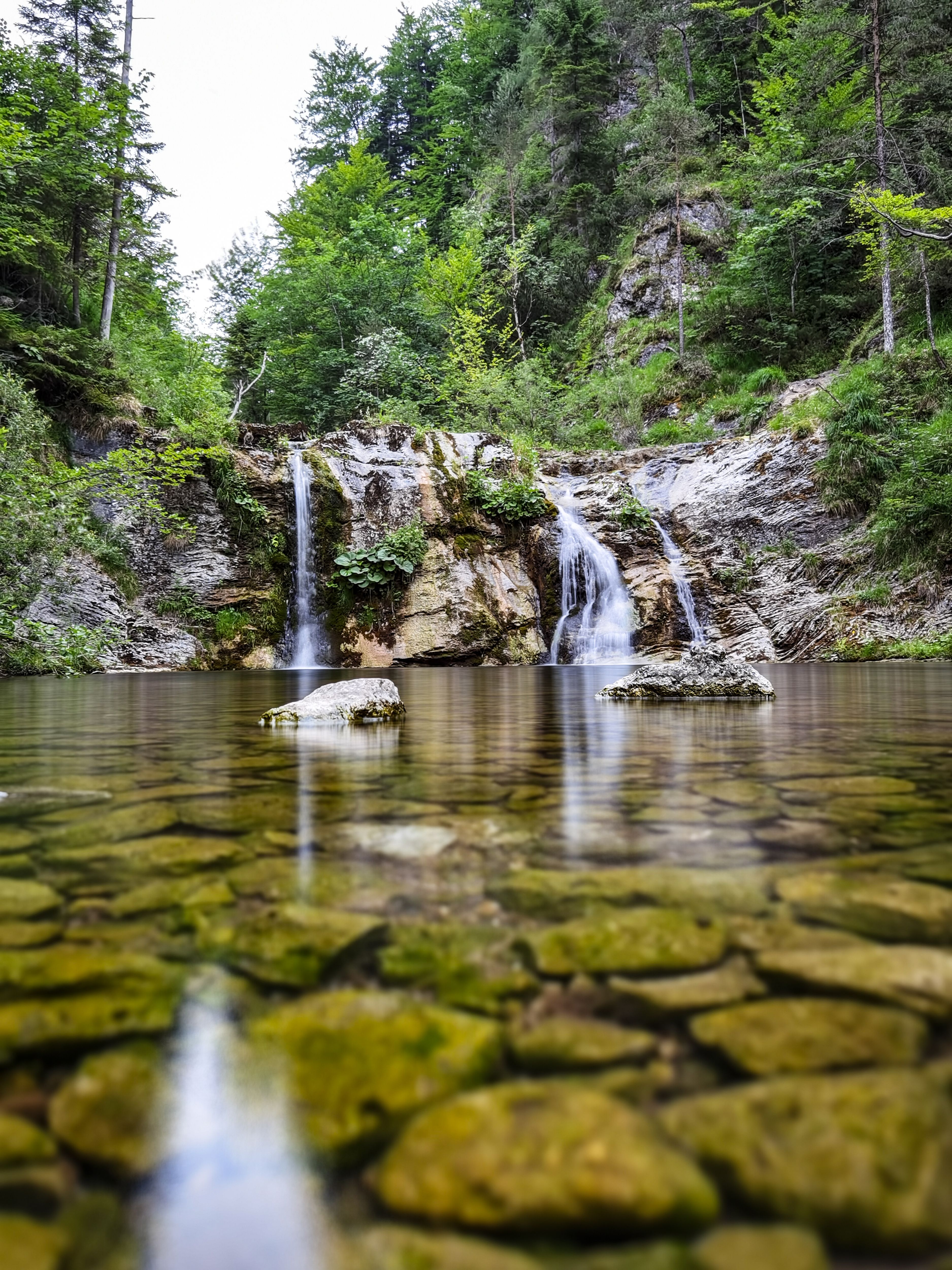 schöner Platz in Lassingschlucht mit kleinem Wasserfall im Hintergrund