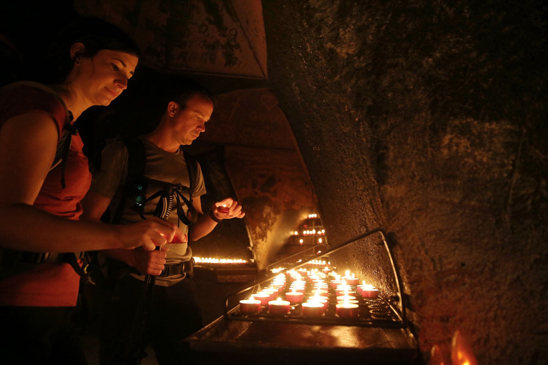 In der mystischen Atmosphäre der Kerzerlgrotte entzünden Pilger ihre Kerzen und lassen ihre Gedanken und Wünsche in die Dunkelheit fließen. Das sanfte Licht der Flammen schafft eine besinnliche Stimmung, die zum Innehalten und Nachdenken einlädt. Hier, an einem Ort voller Spiritualität, spüren die Besucher die Kraft des Glaubens und die Verbundenheit mit der Natur.