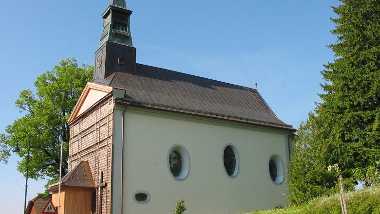 Hl. Anna Kirche in Puchenstuben mit grünem Umfeld und blauem Himmel.