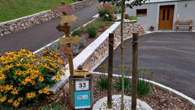 Front garden, &copy; Reisenbichler