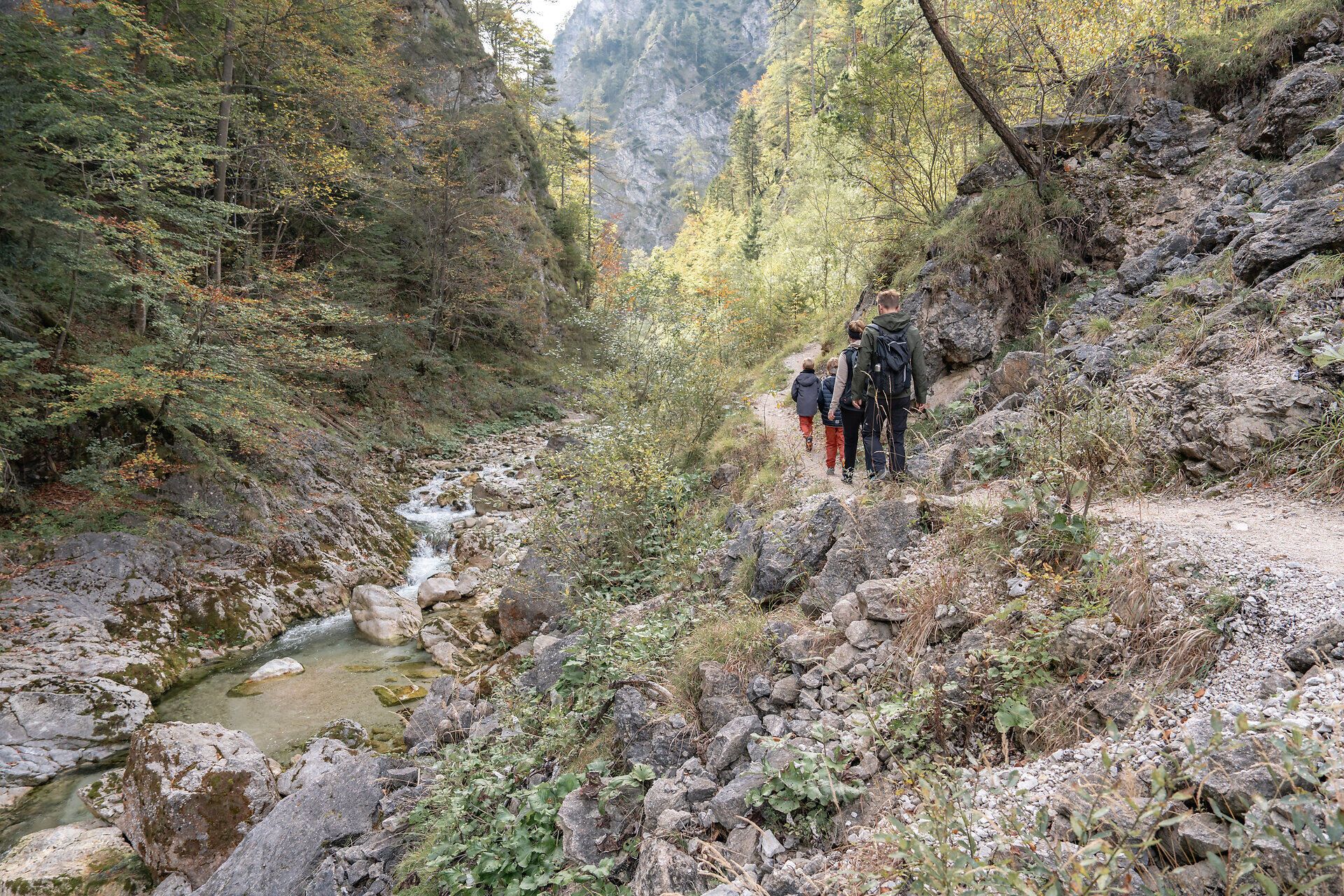 Die sanften Hügel und das plätschernde Wasser des Baches laden zu einem unvergesslichen Wandererlebnis ein. Umgeben von buntem Herbstlaub und majestätischen Felsen, entfaltet sich hier die Schönheit der Natur in voller Pracht. Ein wahres Paradies für Naturliebhaber und Wanderfreunde.