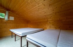 Betten in einer der Hütten im Erlebnisdorf Sulzbichl