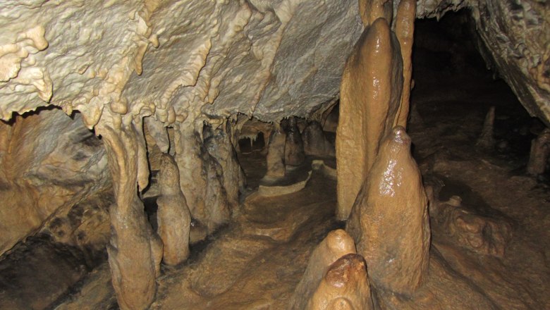 Stalagmiten und Stalaktiten gibt's in der Höhle zu sehen, © Mostviertel Tourismus, Karas