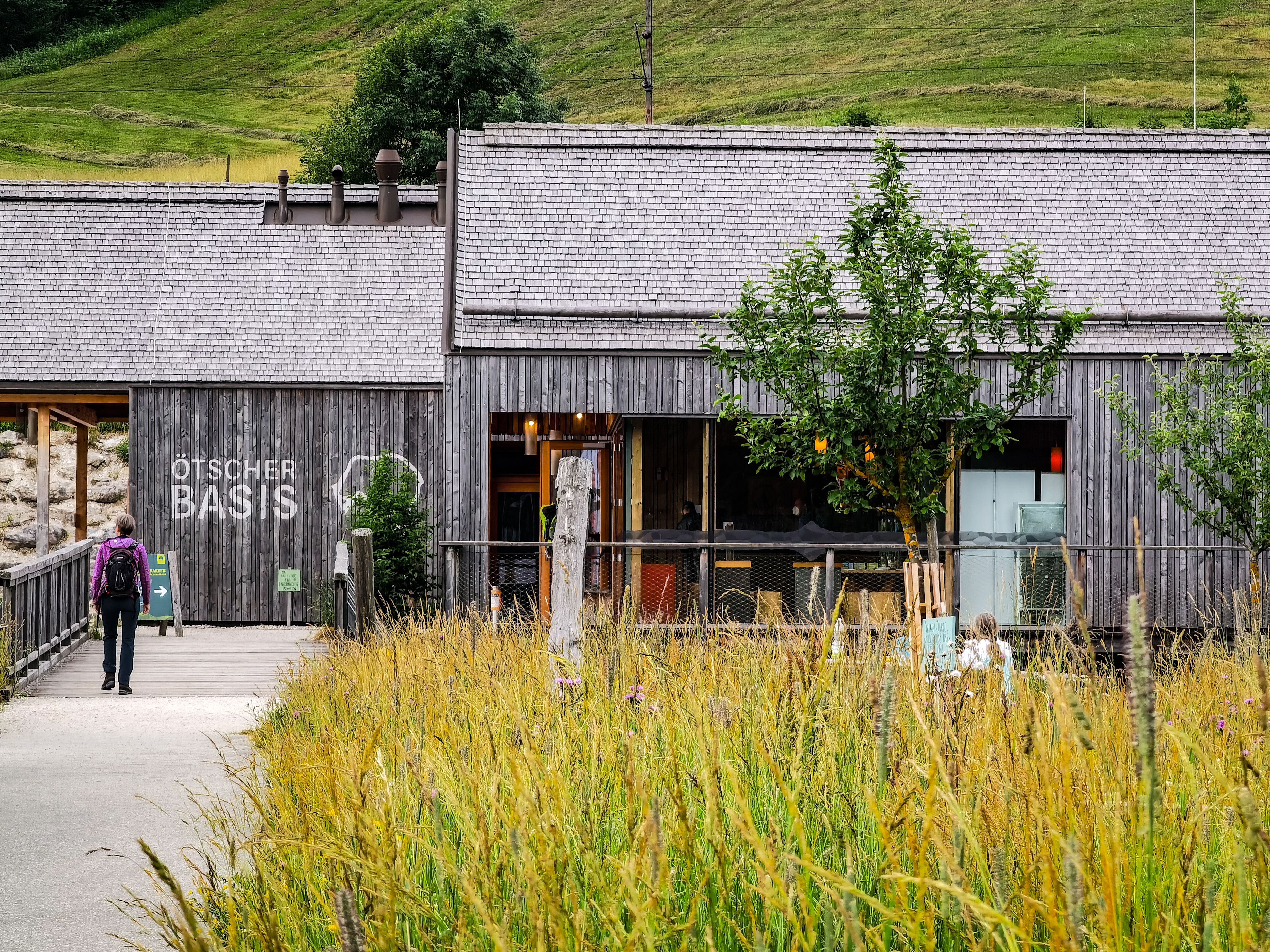 Naturparkzentrum Ötscher-Basis mit Wanderer im Vordergrund