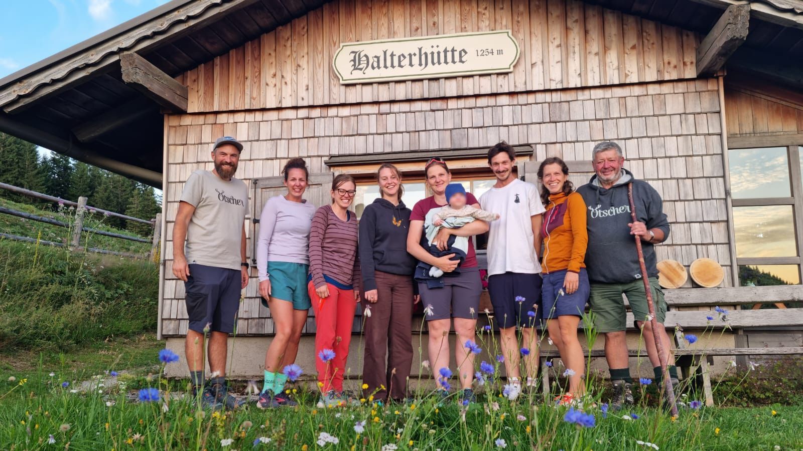 Das Naturpark-Team steht vor der Halterhütte am Tirolerkogel.