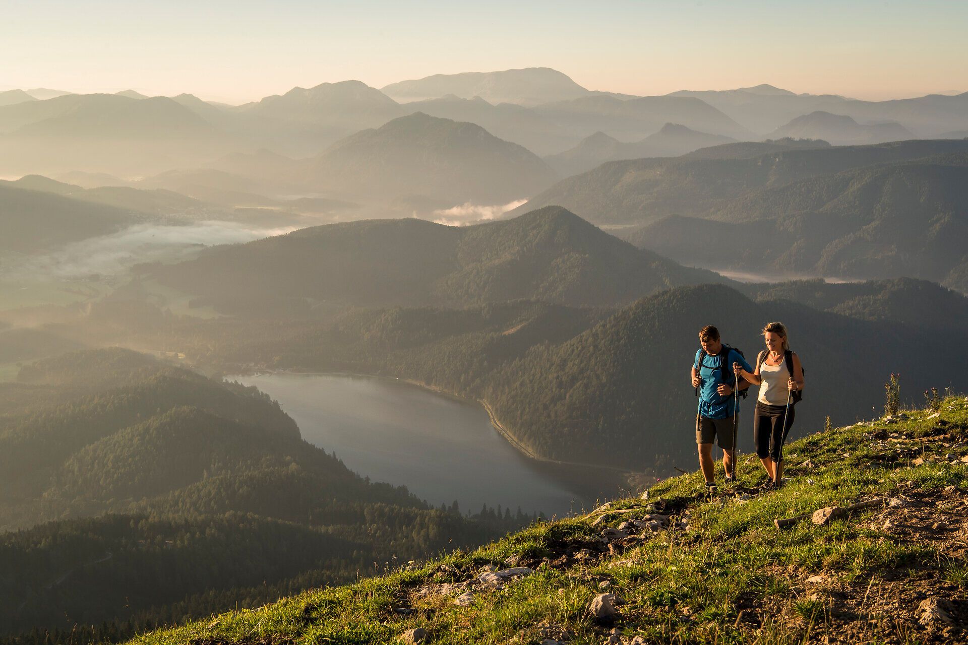 Die sanften Hügel und majestätischen Berge laden zu unvergesslichen Wanderungen ein. Frische Bergluft und atemberaubende Ausblicke auf die umliegende Natur schaffen eine perfekte Kulisse für Familienabenteuer. Hier wird der Sommer in den Bergen zum Erlebnis für Groß und Klein.