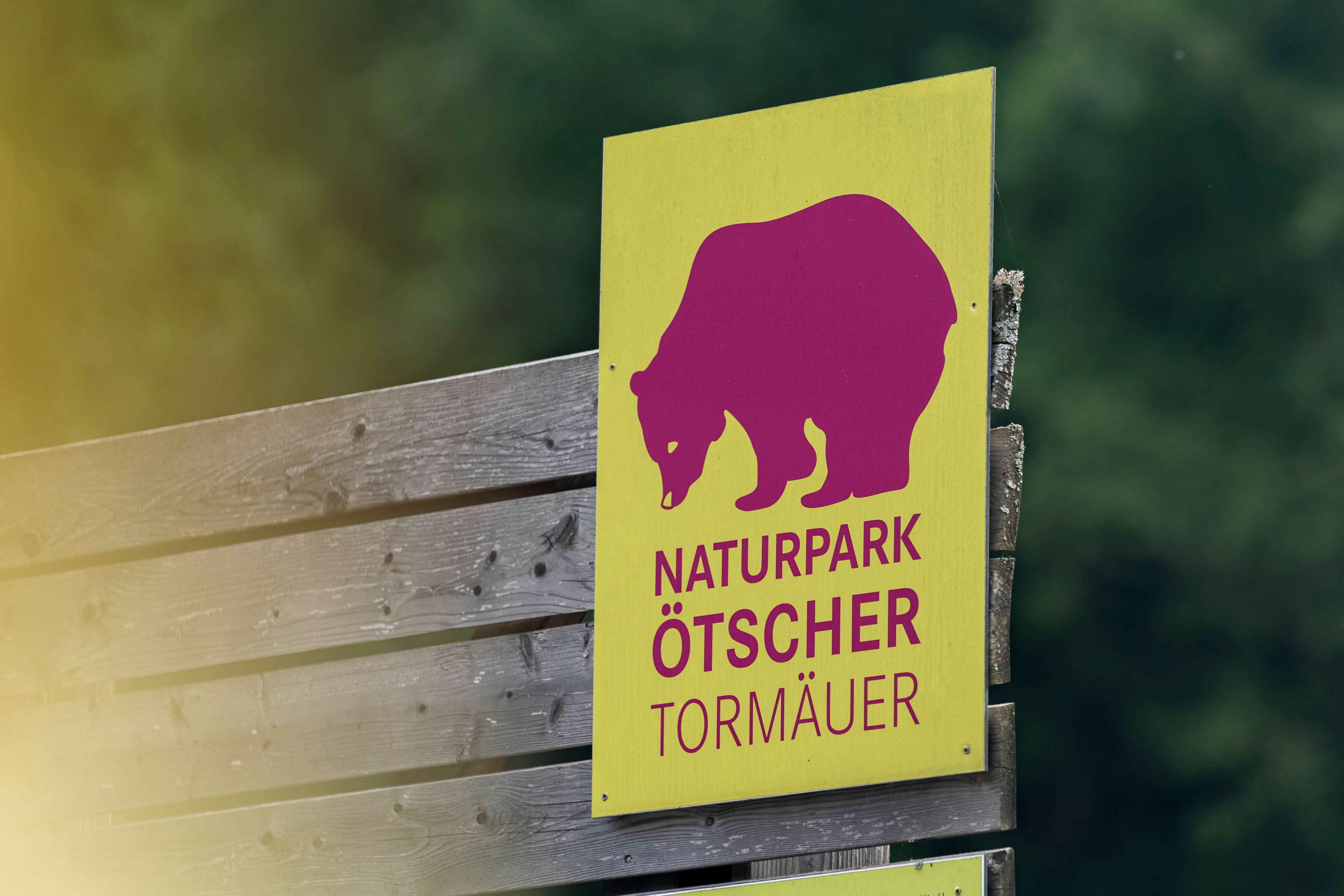 Tafel mit Naturpark Logo am Sulzbichl in Puchenstuben