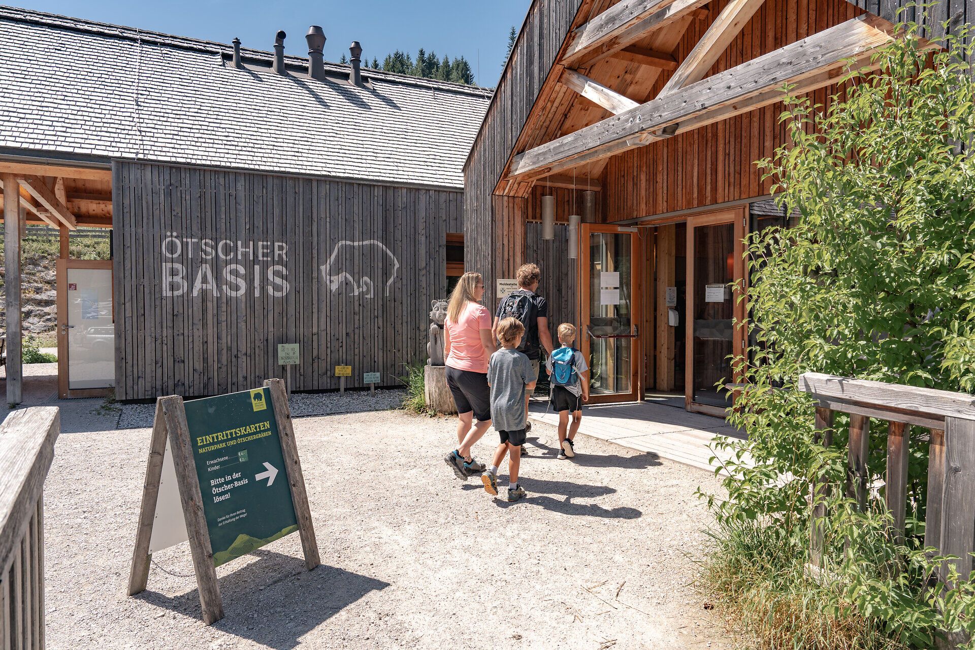 Ein sonniger Tag im Naturpark lädt Familien ein, die Schönheit der Natur zu erkunden. Die Wanderer betreten die Erlebniswelt mit fröhlichen Gesichtern, während die umliegenden Bäume sanft im Wind rauschen. Hier, wo die Berge und die frische Luft aufeinandertreffen, wird jeder Schritt zum unvergesslichen Abenteuer.