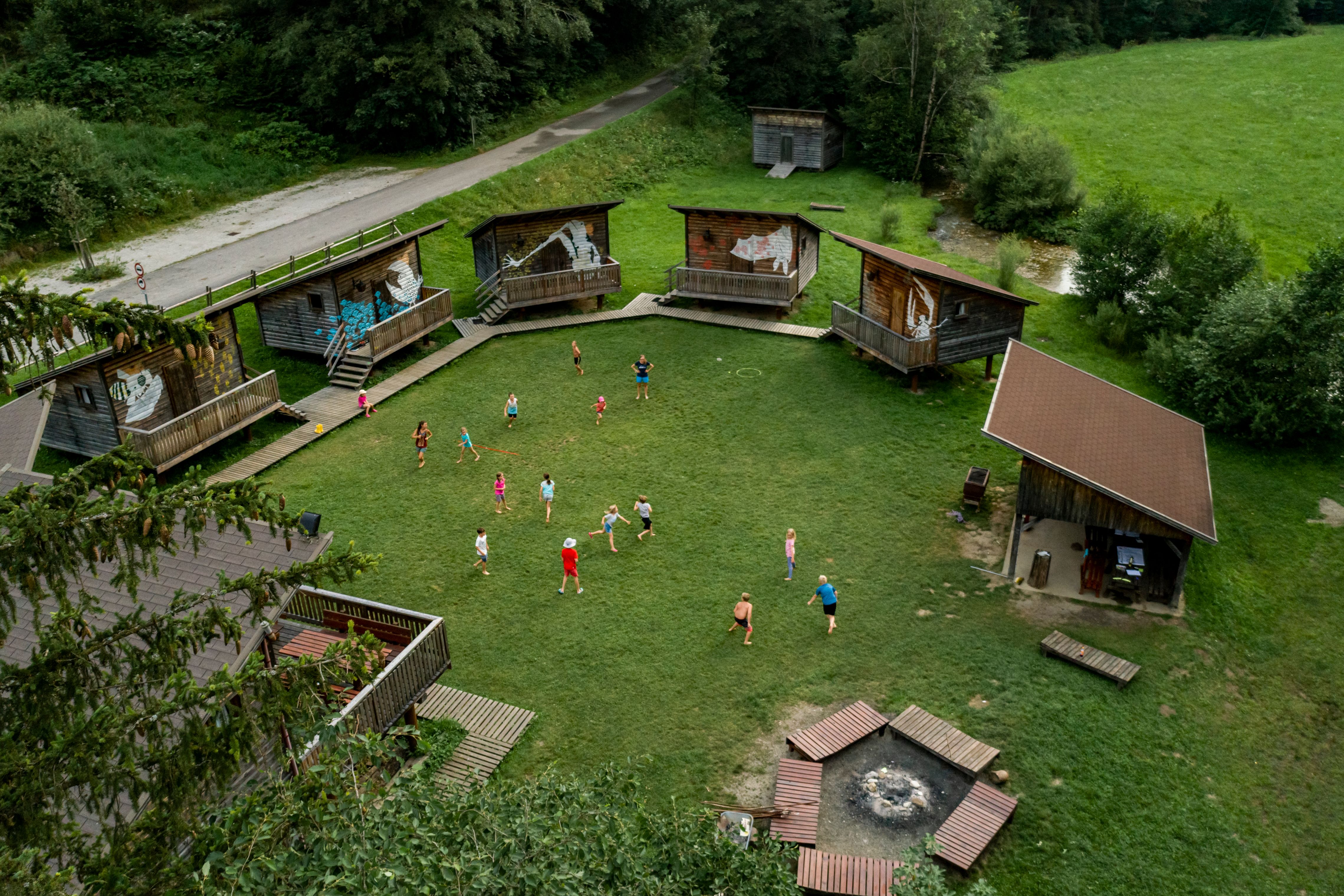 Bewegungsspiele einer Kindergruppe im Erlebnisdorf Sulzbichl