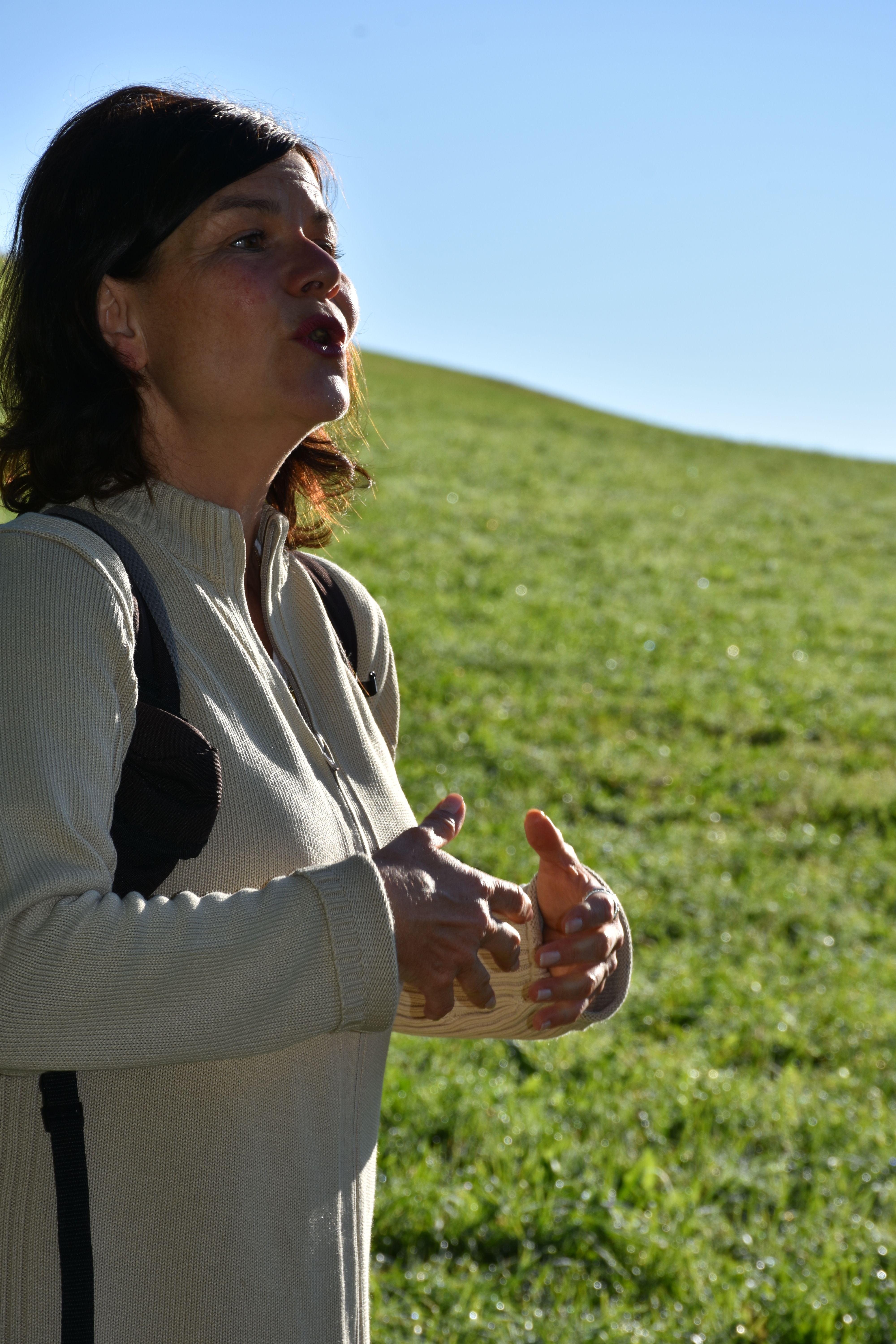 Die Jodelexpertin Lili Lerner zeigt ihre Fachdisziplin.