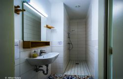 Waschbecken und Dusche im Schutzhaus Vorderötscher