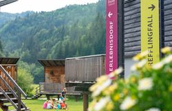 Gruppe im Hintergrund im Erlebnisdorf Sulzbichl
