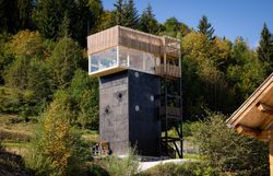 Der imposante Ötscher-Turm thront majestätisch über der malerischen Landschaft und bietet atemberaubende Ausblicke auf die umliegenden Wälder und Berge. Die klare Luft und die sanften Hügel laden dazu ein, die Natur in vollen Zügen zu genießen und unvergessliche Erinnerungen zu sammeln.